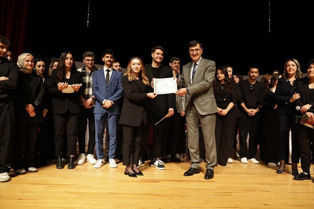 KÜTAHYA'DA “KEREM İLE ASLI-MODERN MASAL” TİYATRO OYUNU İLGİ GÖRDÜ