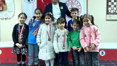 KÜTAHYA'DA YUNUS EMRE İLKOKULU ÖĞRENCİLERİ SATRANÇ TURNUVASINA DAMGA VURDU
