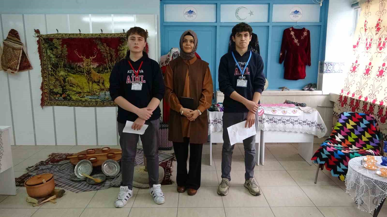 PROJENİN DANIŞMANI GÜLTEN ÖZYURT İLE ÖĞRENCİLER ÖMER YİĞİT SÖNMEZ VE