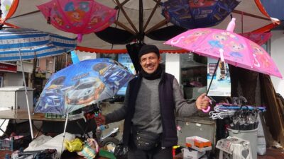 TAVŞANLI'DA YAĞMUR VE KAR, ŞEMSİYE SATIŞLARINA CAN VERDİ