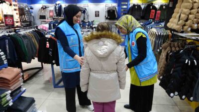 Kütahya’da yardıma muhtaç 50 yetim çocuğun kıyafet ihtiyacı karşılandı.