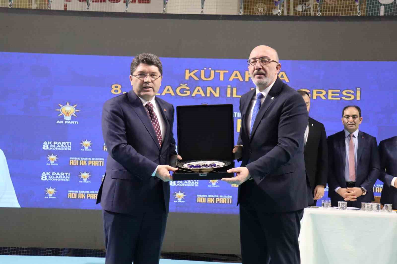 İL BAŞKANI MUSTAFA ÖNSAY, BAKAN TUNÇ'A HEDİYE VERDİ.