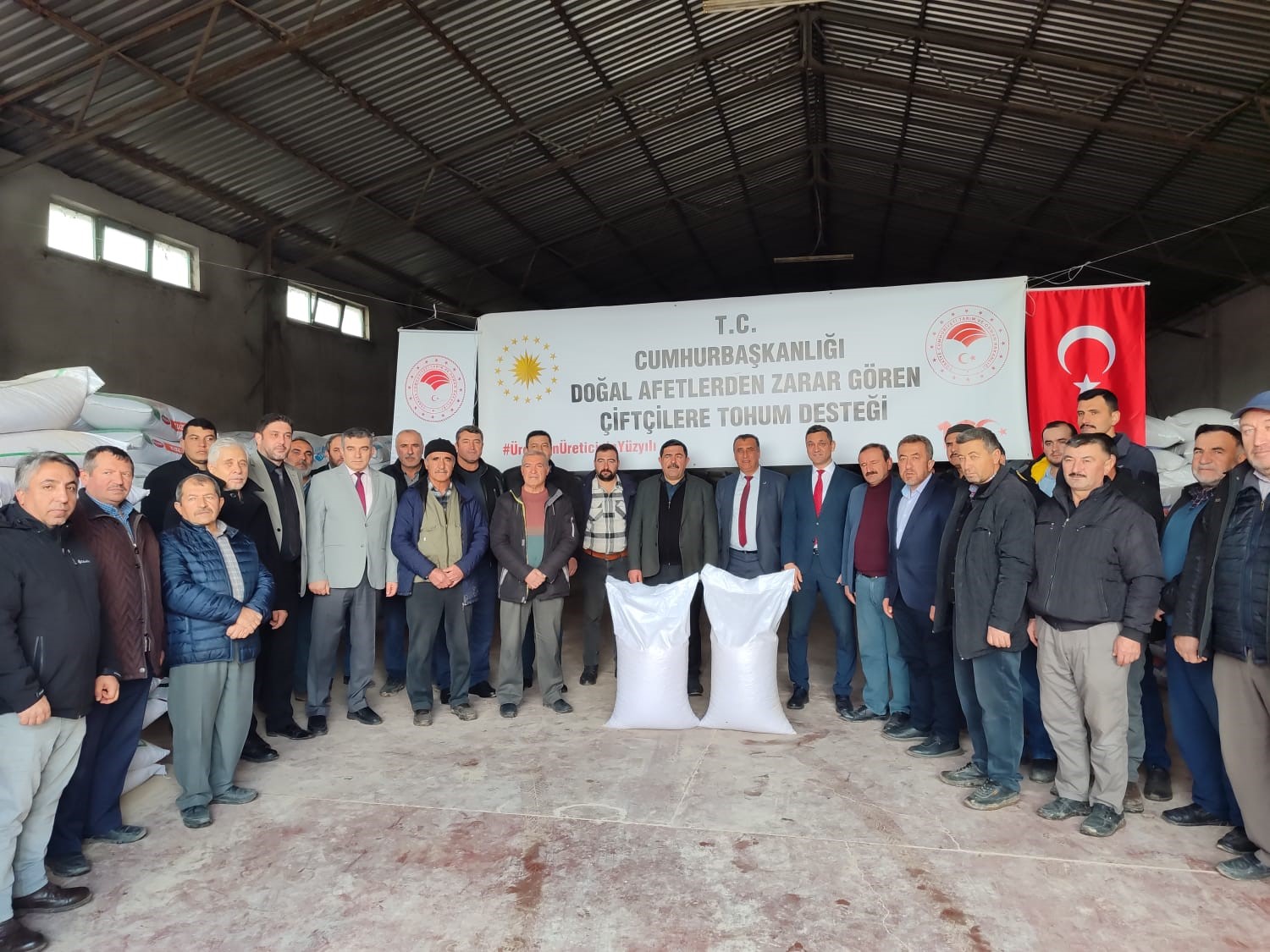 ALTINTAŞ’TA KURAKLIKTAN ZARAR GÖREN 71 ÇİFTÇİYE 19 TON NOHUT TOHUMU