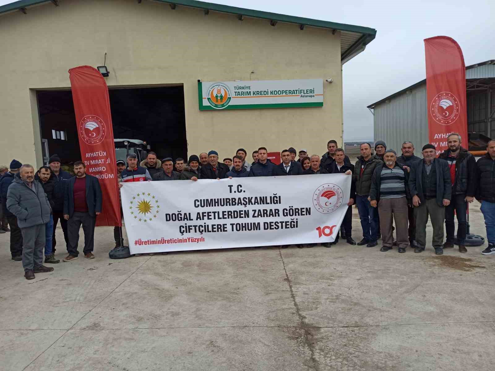 ASLANAPA’DA DOĞAL AFETLERDEN ZARAR GÖREN 147 ÇİFTÇİYE SERTİFİKALI NOHUT TOHUMU