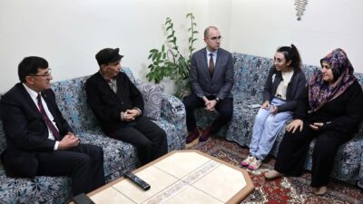 BAŞKAN KAHVECİ'DEN KÖPEK SALDIRISINA UĞRAYAN ANNE VE KIZINA ZİYARET