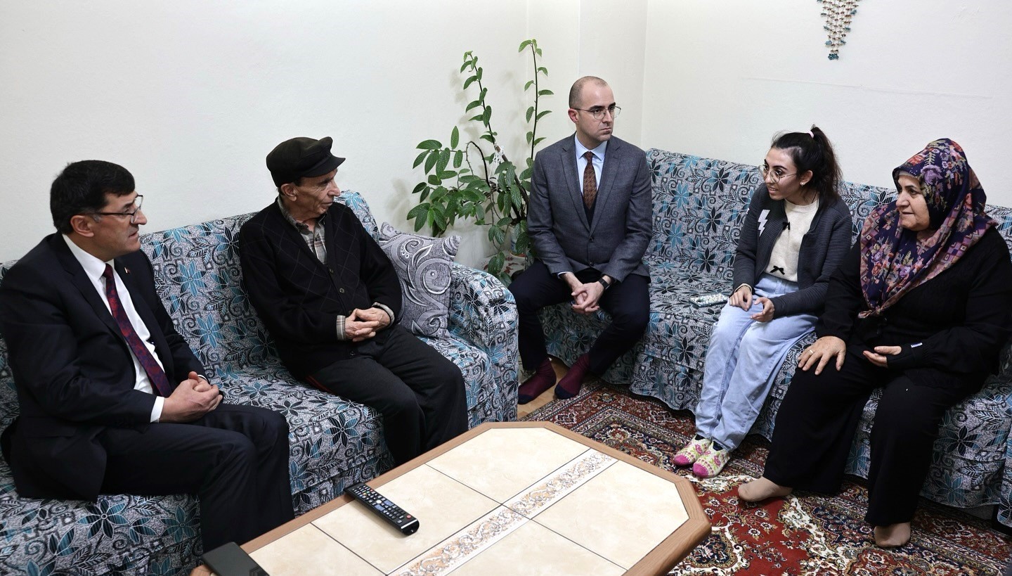 BAŞKAN KAHVECİ'DEN KÖPEK SALDIRISINA UĞRAYAN ANNE VE KIZINA ZİYARET