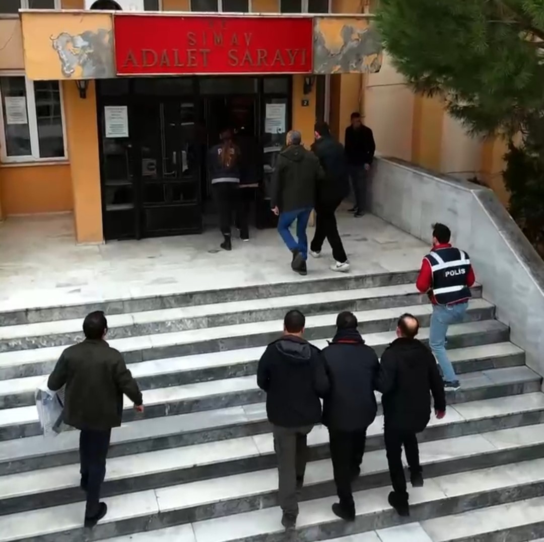 KÜTAHYA’DA ÇALDIKLARI ARAÇLARI “CHANGE” YAPARAK SATAN 4 KİŞİ TUTUKLANDI