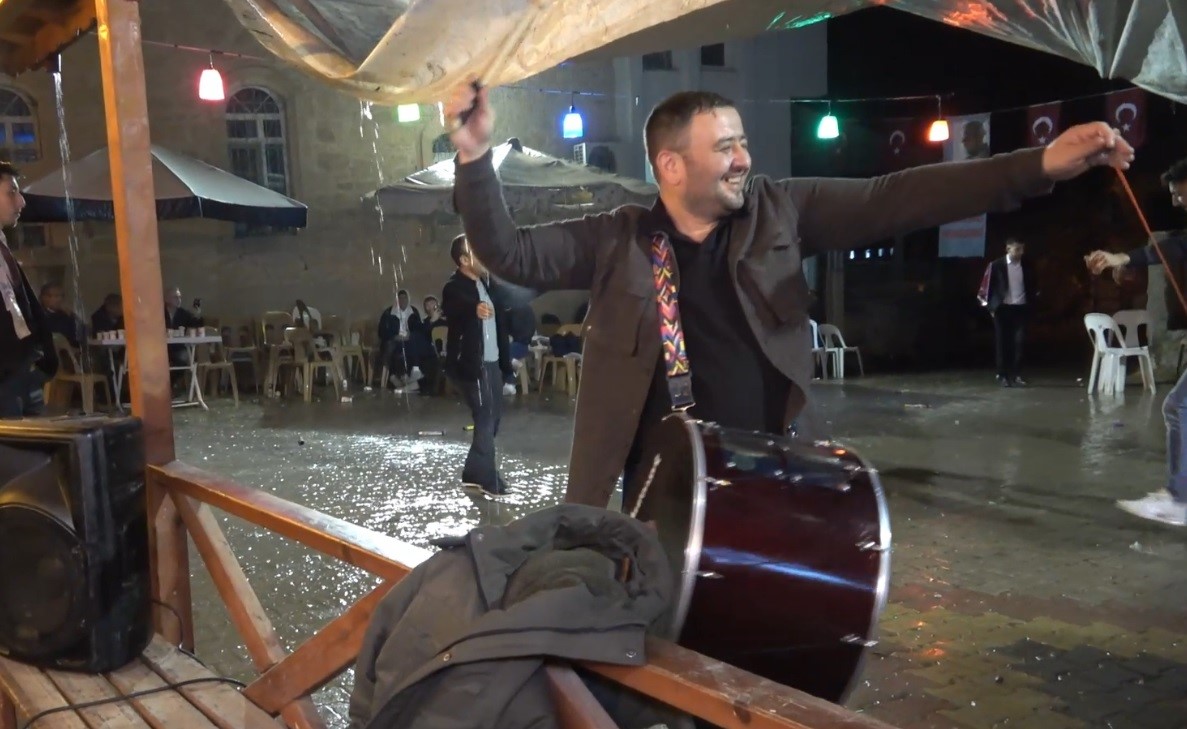 DAVULCU RECEP, EĞLENCELERİN ARANAN İSMİ OLDU