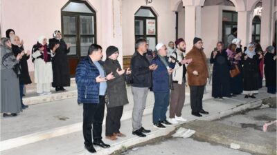 EMET’TE 45 KİŞİLİK UMRE KAFİLESİ KUTSAL TOPRAKLARA DUALARLA UĞURLANDI