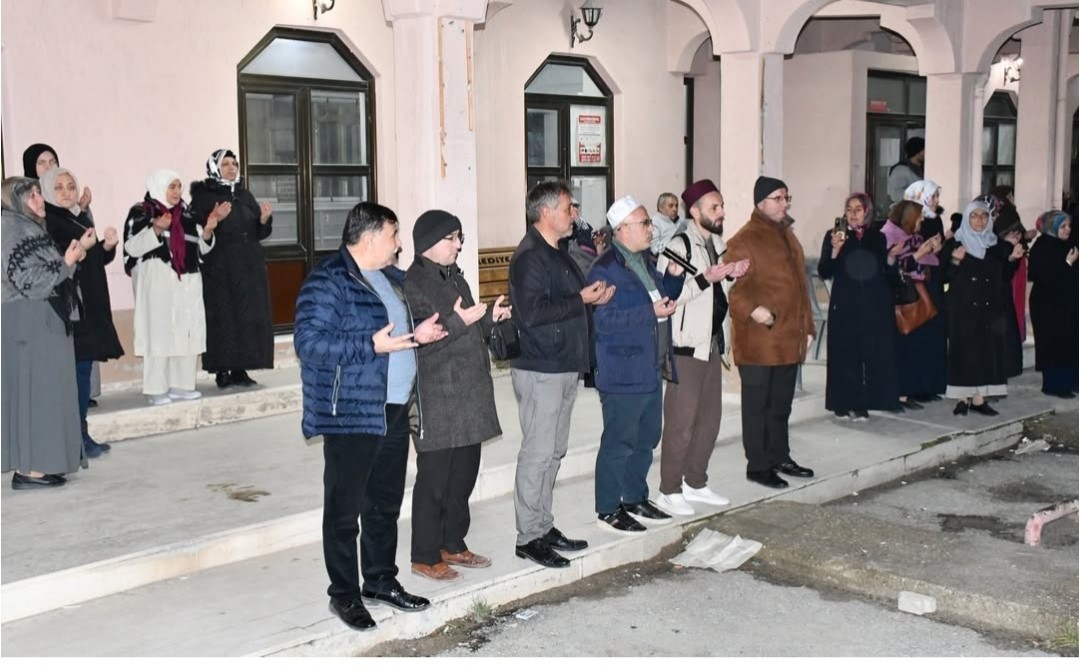 EMET’TE 45 KİŞİLİK UMRE KAFİLESİ KUTSAL TOPRAKLARA DUALARLA UĞURLANDI