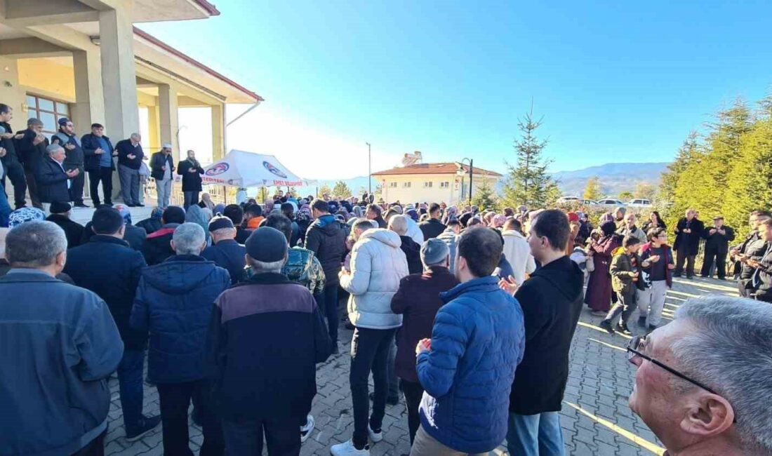 EMET’TEN 25 KİŞİLİK UMRE GRUBU KUTSAL TOPRAKLARA UĞURLANDI