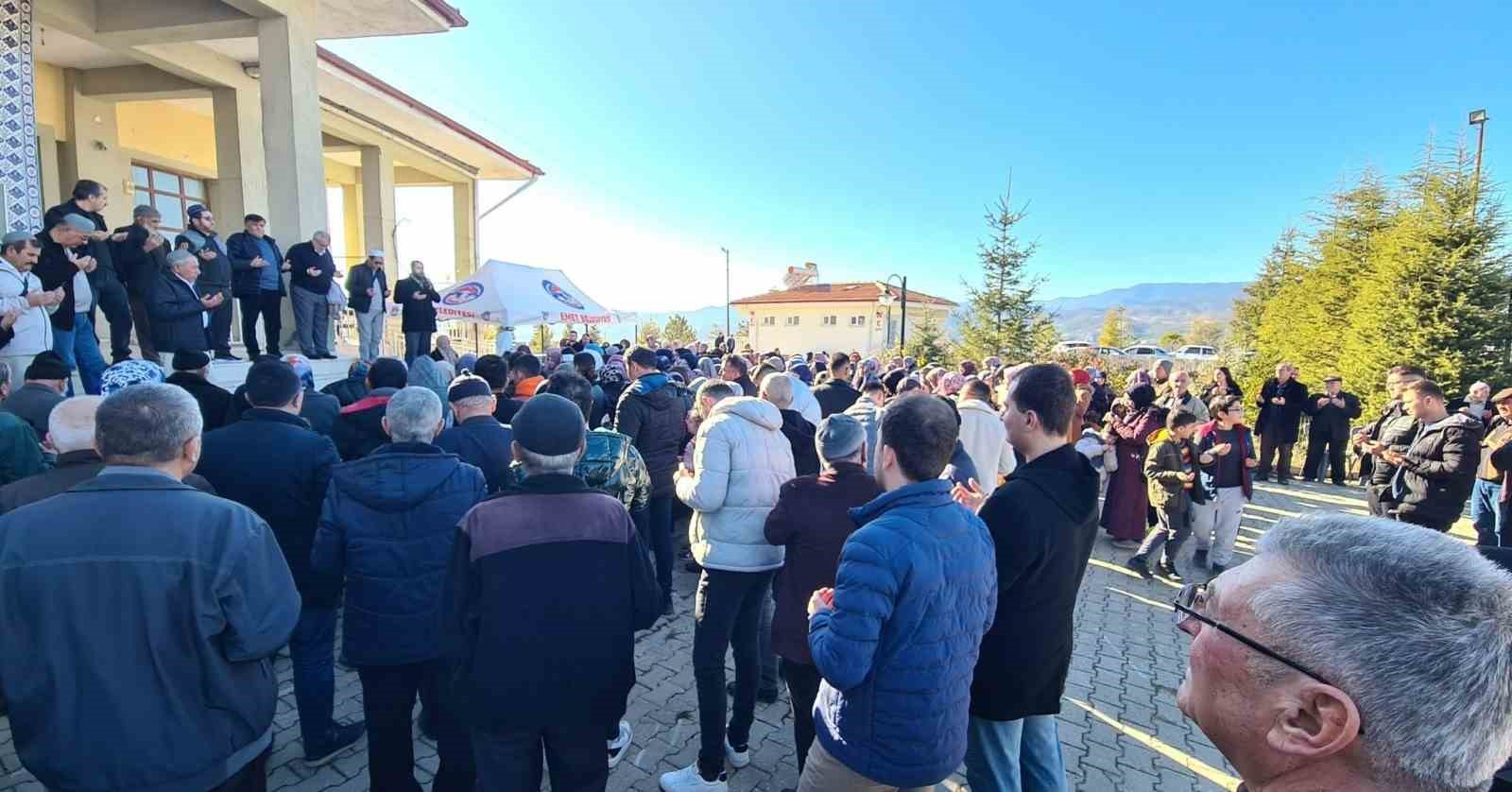 EMET’TEN 25 KİŞİLİK UMRE GRUBU KUTSAL TOPRAKLARA UĞURLANDI