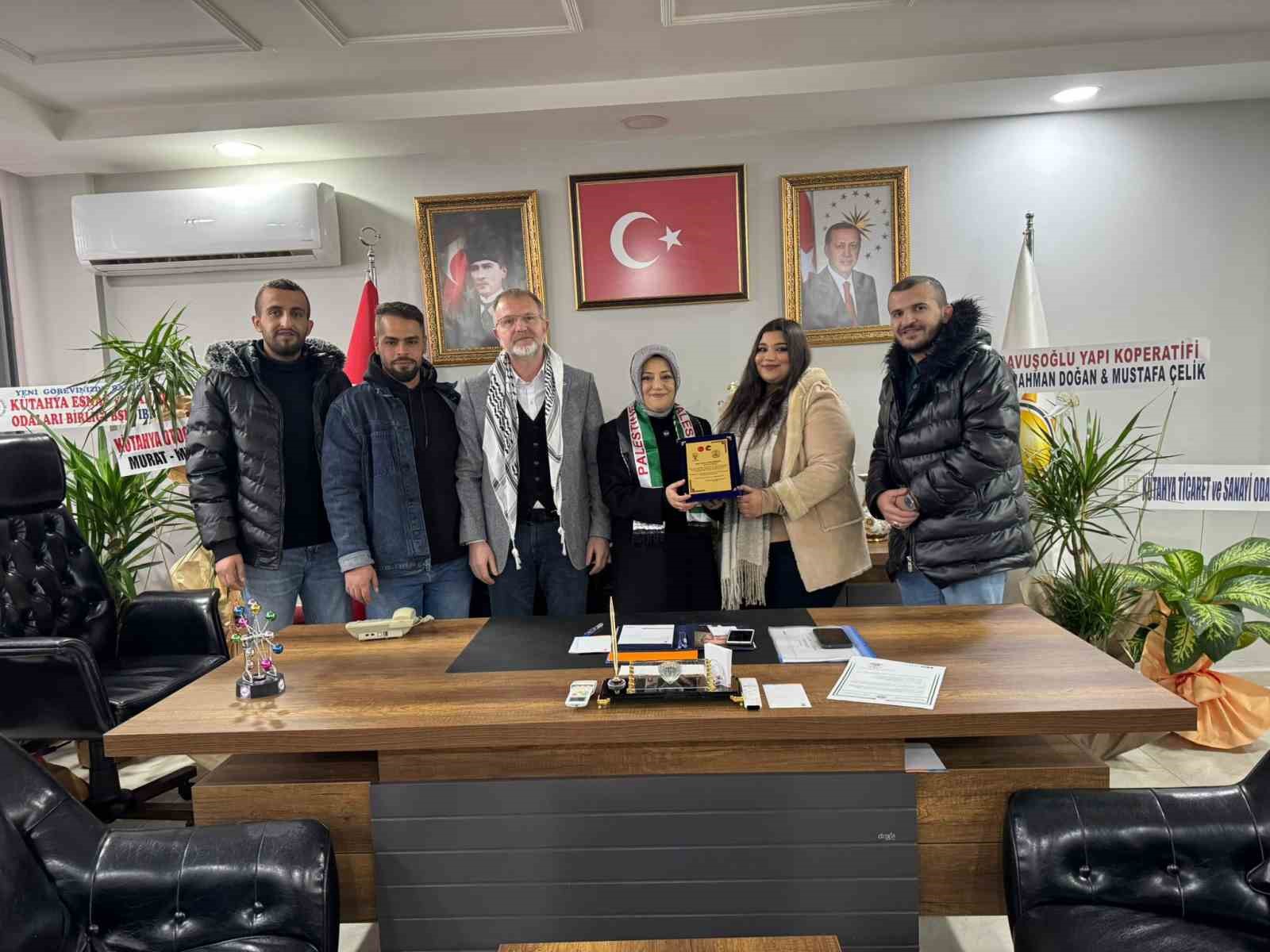 FİLİSTİNLİ ÖĞRENCİLERDEN ERENLER'E TEBRİK ZİYARETİ