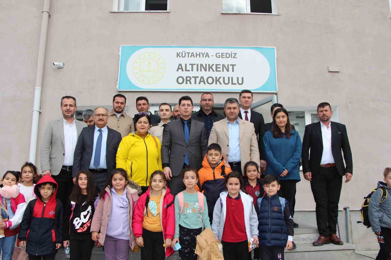 GEDİZ ALTINKENT ORTAOKULUNDA FEN BİLİMLERİ LABORATUVARI VE KÜTÜPHANE AÇILIŞI GERÇEKLEŞTİRİLDİ