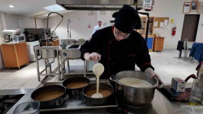 GEDİZ’DE GENÇ AŞÇILAR HEM ÜRETİYOR HEM DE KAZANIYOR