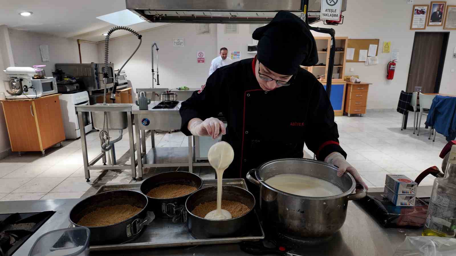 GEDİZ’DE GENÇ AŞÇILAR HEM ÜRETİYOR HEM DE KAZANIYOR