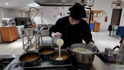 GEDİZ’DE KIZ MESLEKİ ANADOLU LİSESİ ÖĞRENCİLERİNİN PASTALARI GÖZ KAMAŞTIRIYOR