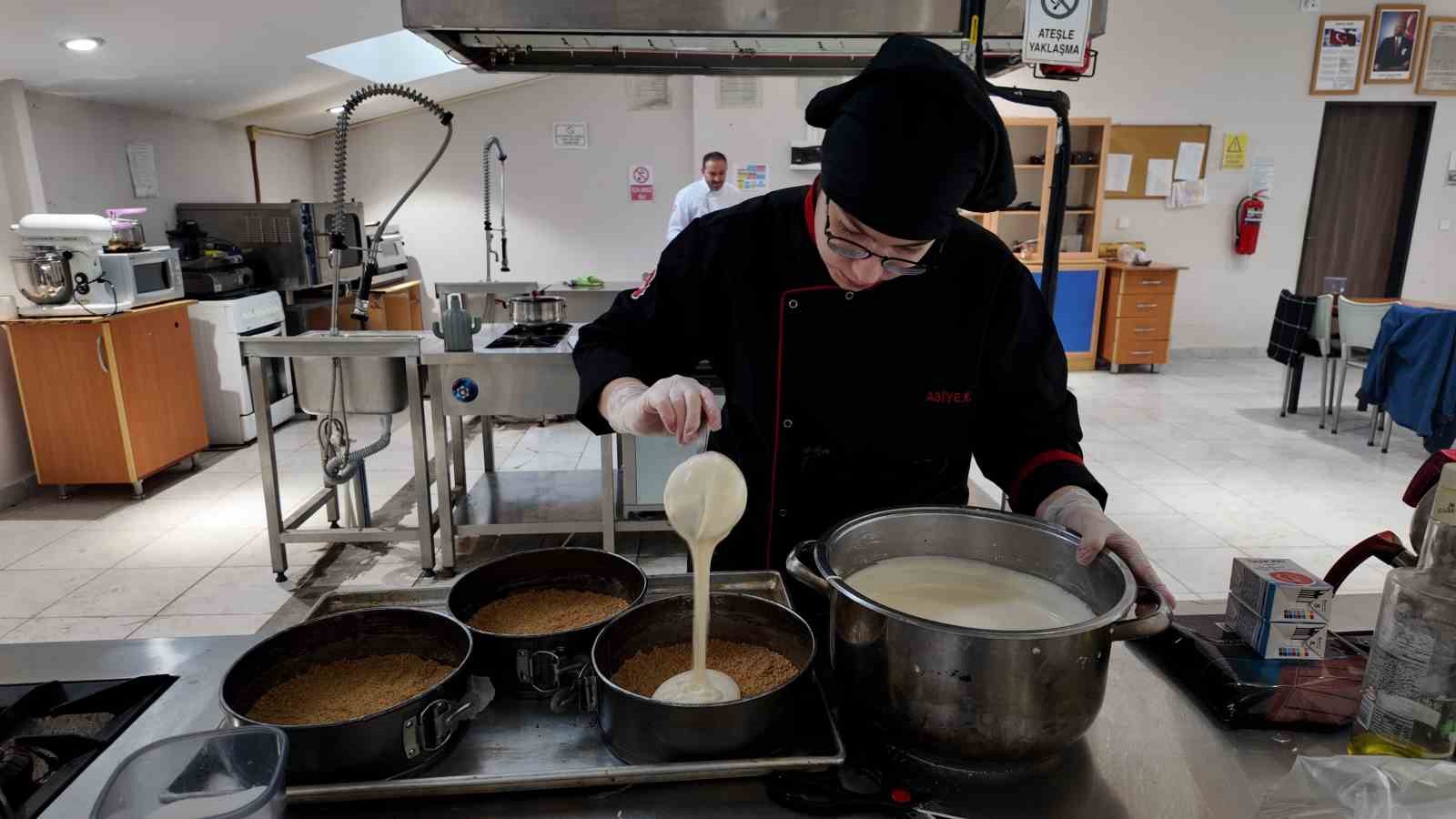 GEDİZ’DE KIZ MESLEKİ ANADOLU LİSESİ ÖĞRENCİLERİNİN PASTALARI GÖZ KAMAŞTIRIYOR