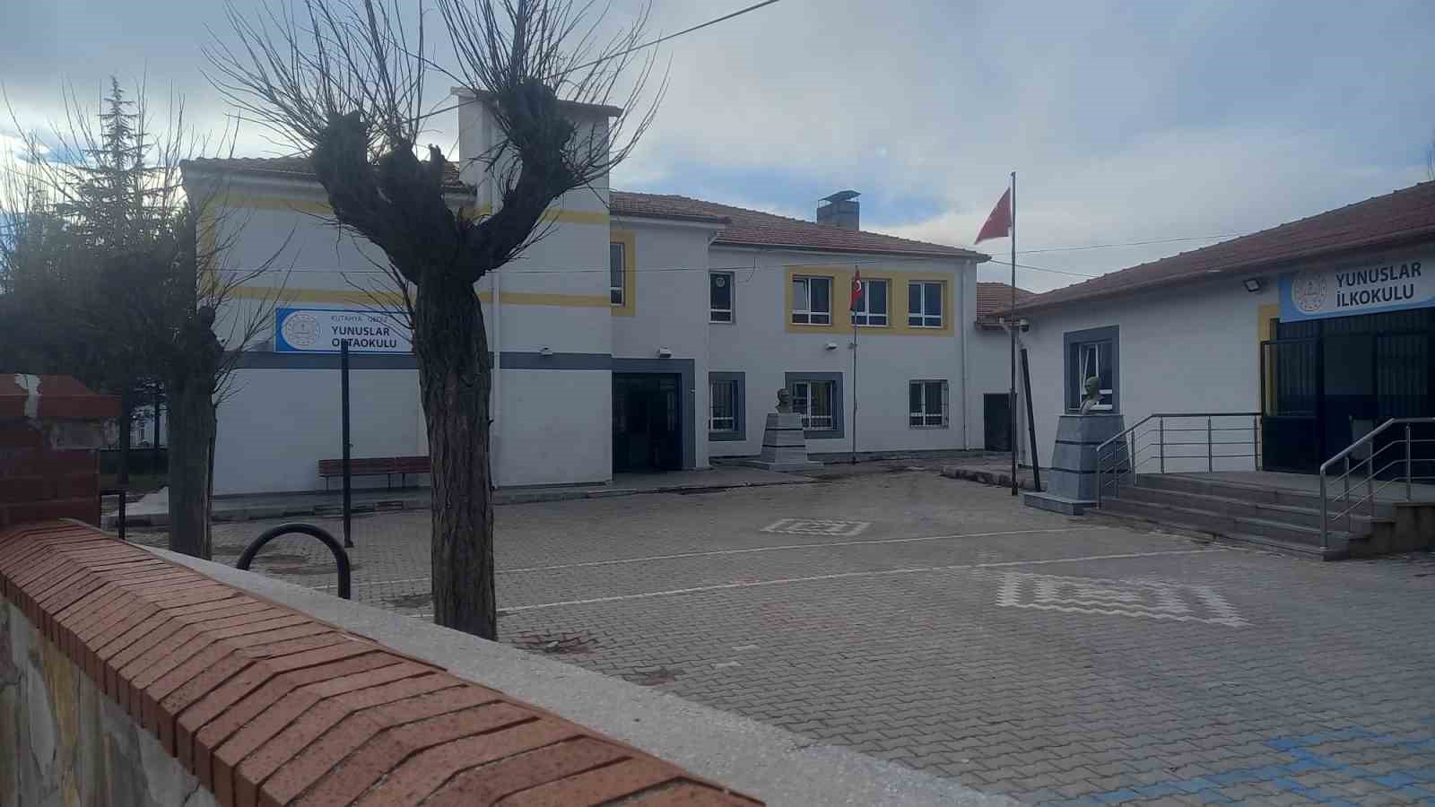 GEDİZ’DE SEVİLEN ÖĞRETMENİN VEFATI EĞİTİM CAMİASINI YASA BOĞDU