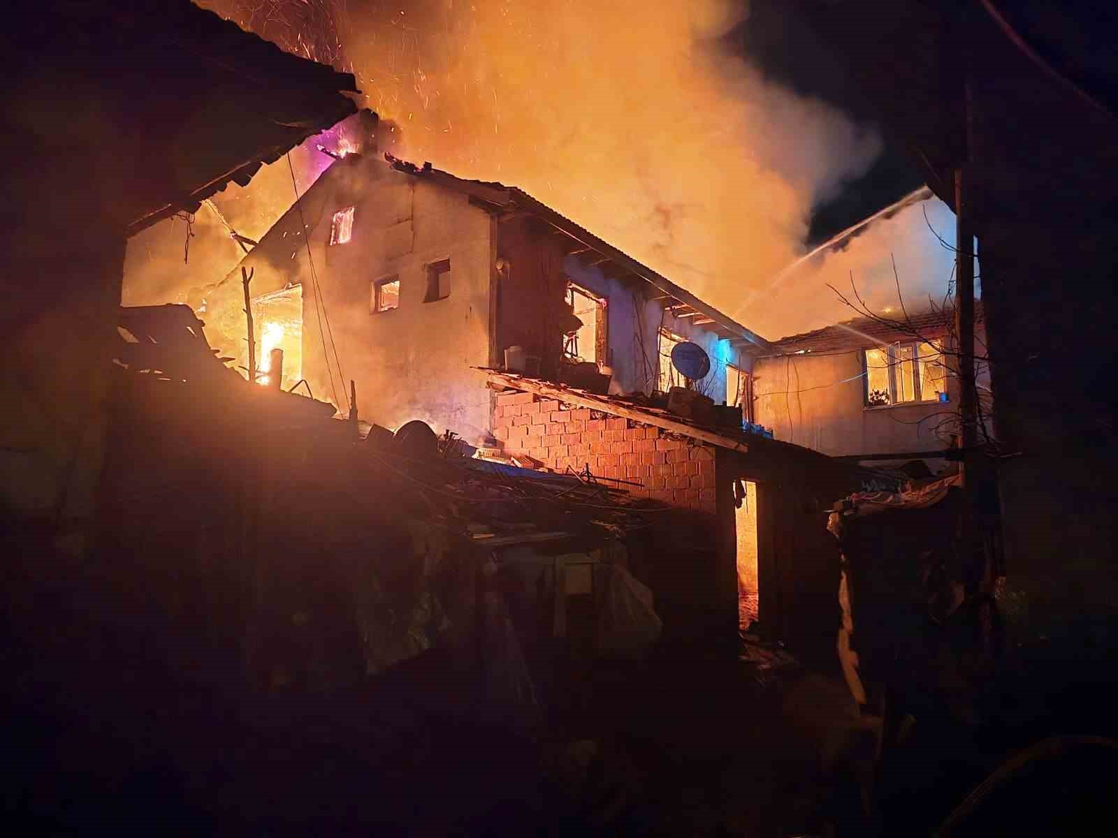 HİSARCIK’TA ÇIKAN YANGINDA 2 EV İLE 1 AHIR ZARAR GÖRDÜ