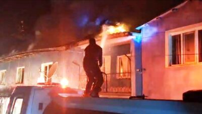 KÜTAHYA'NIN HİSARCIK İLÇESİNDE İKİ KATLI BİNADA ÇIKAN YANGINDA EV KULLANILMAZ