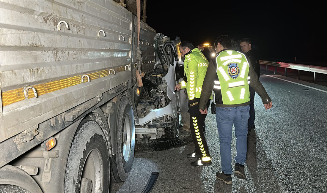 Oğuzhan KILIÇ/ KÜTAHYA, – KÜTAHYA’da kamyonetin önündeki TIR’ın dorsesine çarptığı