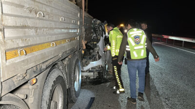 Oğuzhan KILIÇ/ KÜTAHYA, – KÜTAHYA’da kamyonetin önündeki TIR’ın dorsesine çarptığı