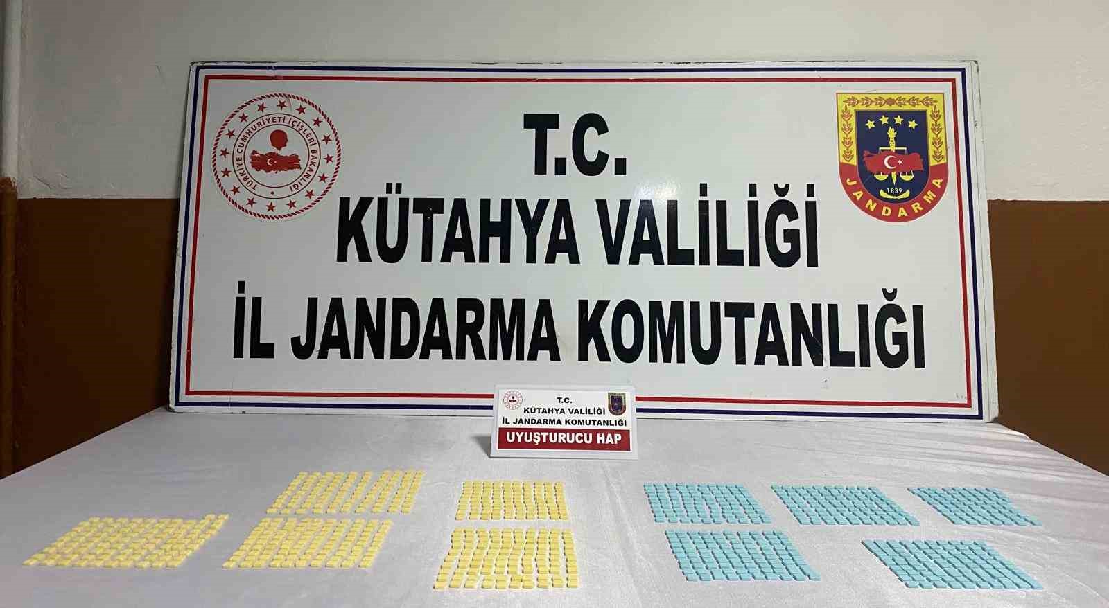 KÜTAHYA’DA 966 ADET UYUŞTURUCU HAP ELE GEÇİRİLDİ. 1 ŞÜPHELİ TUTUKLANDI