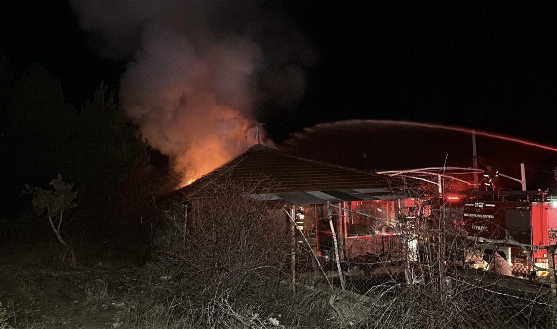 Oğuzhan KILIÇ/KÜTAHYA, –KÜTAHYA’da bir çiftlik evinin bacasında çıkan yangın, bitişikteki