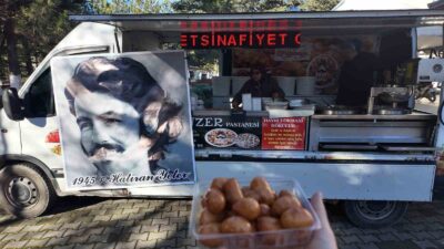 GEDİZ’DE FERDİ TAYFUR HAYRANLARI MERHUM SANATÇI İÇİN LOKMA DÖKTÜRDÜ