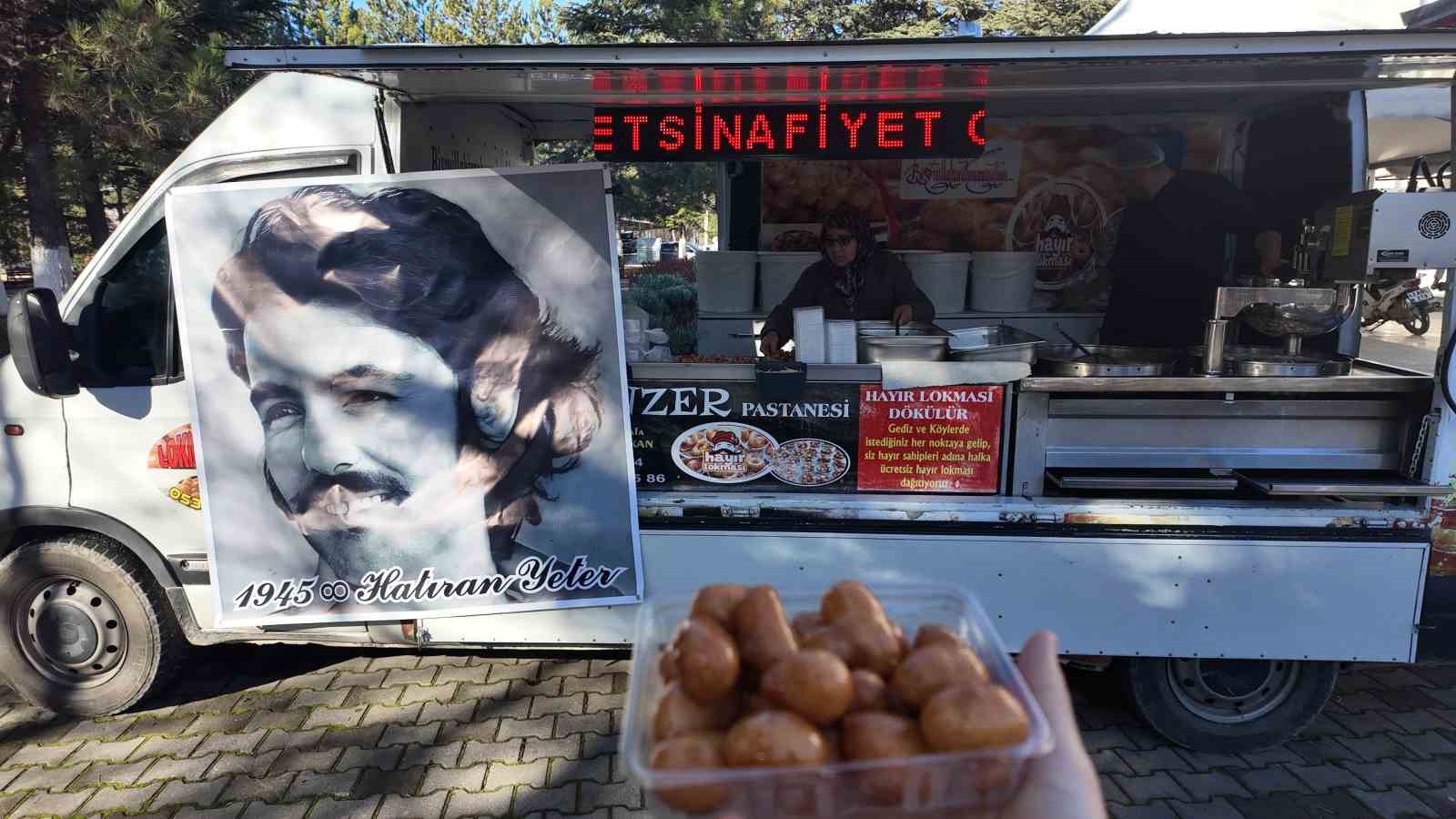 GEDİZ’DE FERDİ TAYFUR HAYRANLARI MERHUM SANATÇI İÇİN LOKMA DÖKTÜRDÜ