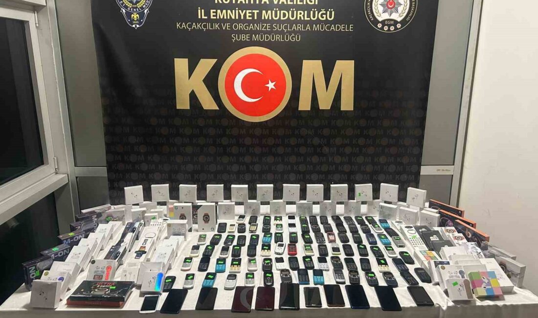 KÜTAHYA'DA GÜMRÜK KAÇAĞI 102 TELEFON VE 25 AKILLI SAAT ELE