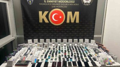 KÜTAHYA'DA GÜMRÜK KAÇAĞI 102 TELEFON VE 25 AKILLI SAAT ELE