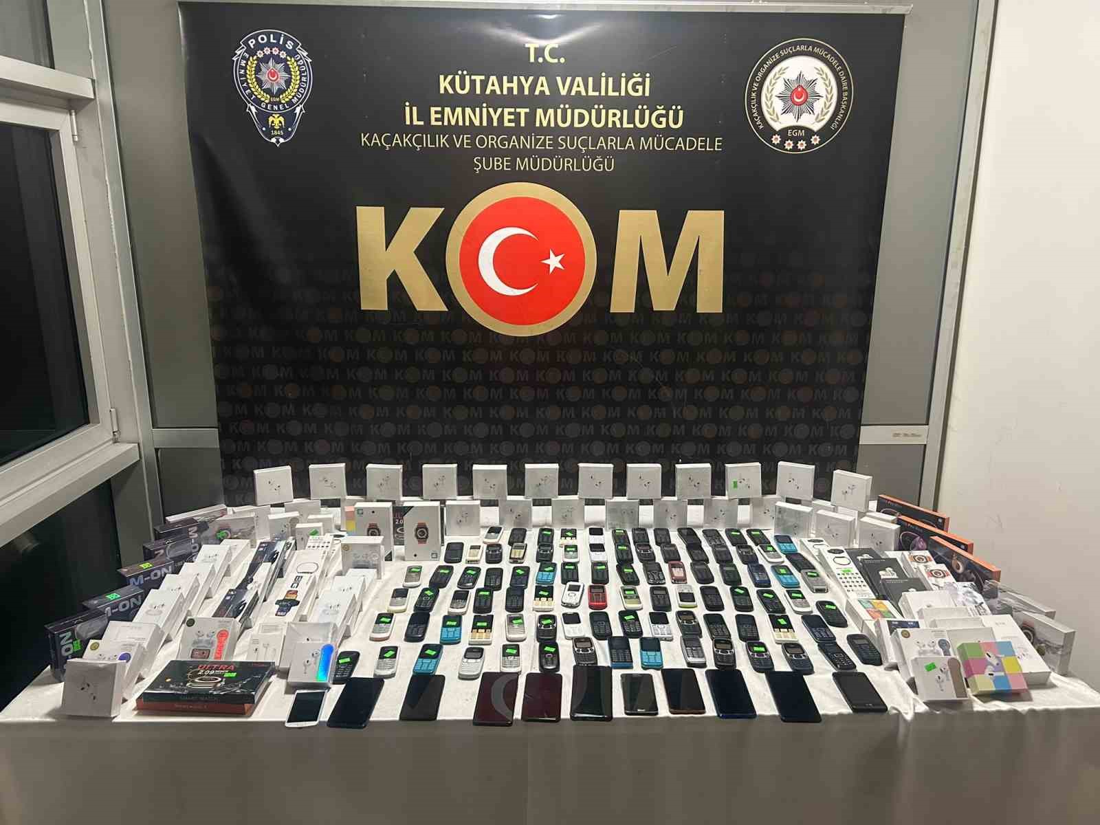 KÜTAHYA'DA GÜMRÜK KAÇAĞI 102 TELEFON VE 25 AKILLI SAAT ELE