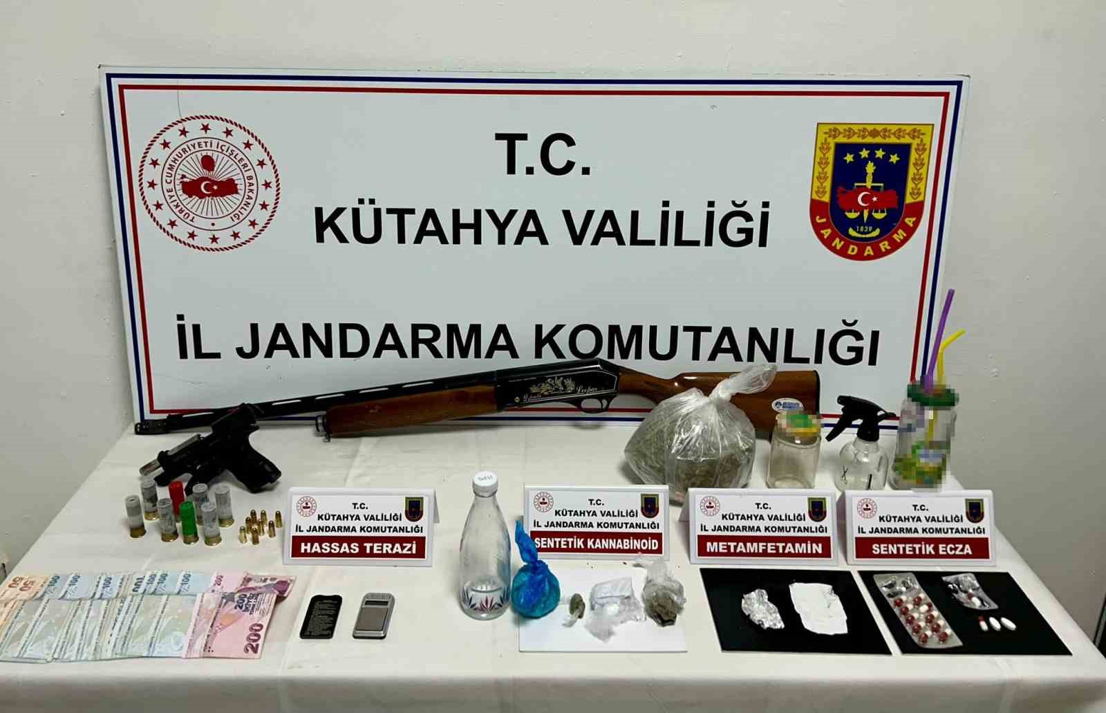 KÜTAHYA'DA GERÇEKLEŞTİRİLEN UYUŞTURUCU OPERASYONUNDA ÇOK MİKTARDA NARKOTİK MADDE ELE GEÇİRİLİRKEN,