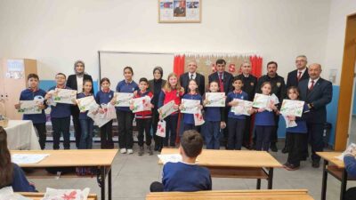 KÜTAHYA'DA PROTOKOL ÜYELERİ KARNE TÖRENİNDE ÖĞRENCİLERLE BULUŞTU