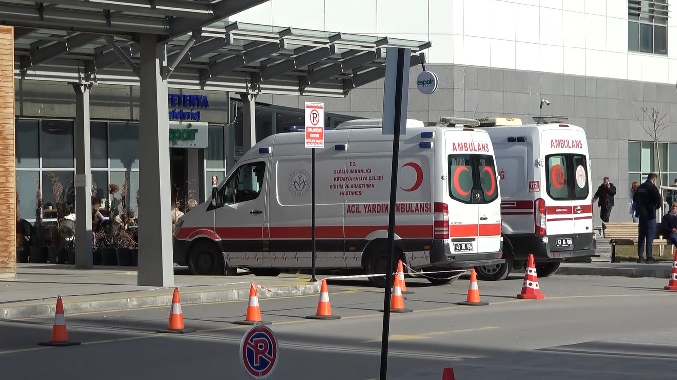 YARALANAN ANNE İLE KIZI AMBULANSLA KÜTAHYA ŞEHİR HASTANESİ'NE KALDIRILARAK TEDAVİ