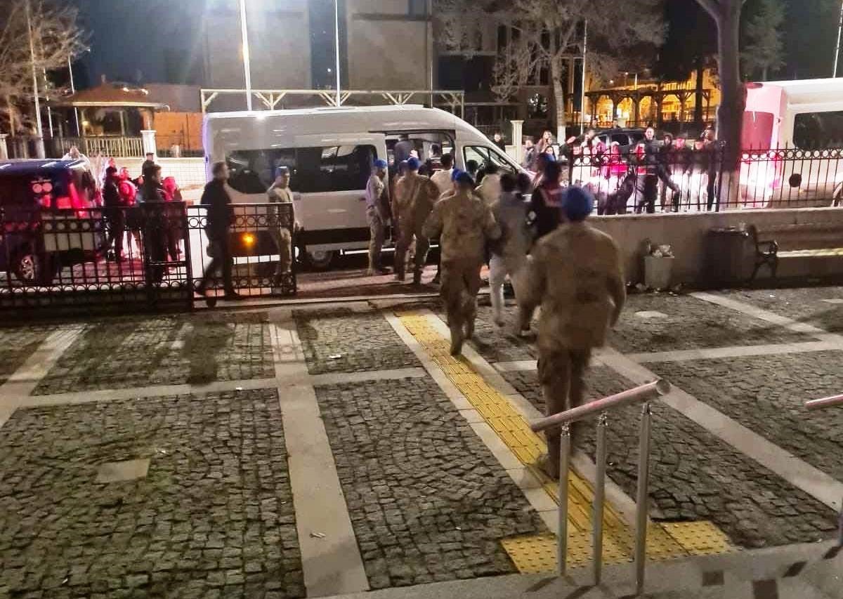 KÜTAHYA’NIN ÇAVDARHİSAR İLÇESİNDE 2 KİŞİNİN SİLAHLA YARALANMASI OLAYINA KARIŞTIKLARI GEREKÇESİYLE