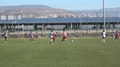 KÜTAHYA'DA ÖĞRENCİLER, SÖMESTR TATİLİNİ FUTBOL OYNAYARAK DA DEĞERLENDİRİYOR