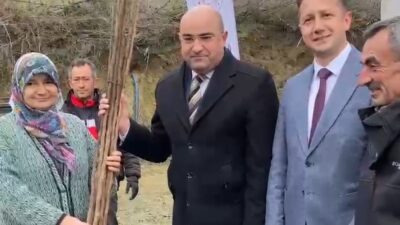 TAVŞANLI ULUÇAM KÖYÜ’NDE HÜNNAP VE CENNET HURMASI FİDAN DAĞITIMI GERÇEKLEŞTİRİLDİ