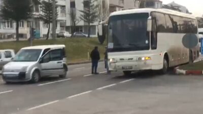 KÜTAHYA'DA İŞÇİ SERVİSİNİN ÖNÜNDEKİ ARACA ÇARPMASI SONUCUNDA MEYDANA GELEN TRAFİK
