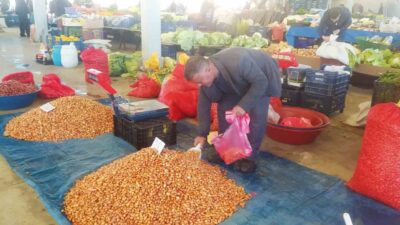 TOHUMLUK KURU SOĞANIN FİYATI CEP YAKIYOR. KİLOGRAM FİYATI 140 TL'YE