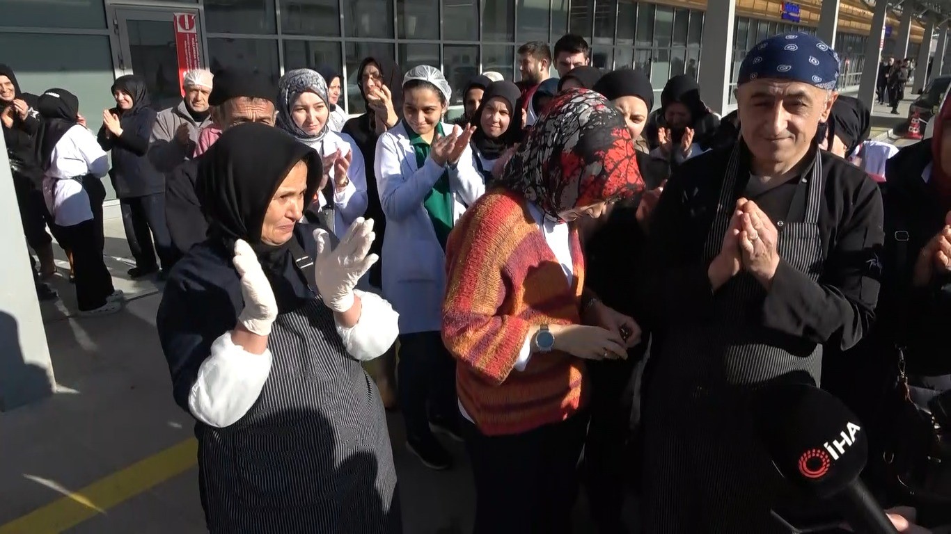 KÜTAHYA ŞEHİR HASTANESİ'NDE TAŞERON FİRMA ÇALIŞANLARI, MAAŞLARINI ALAMADIKLARI GEREKÇESİYLE PROTESTO