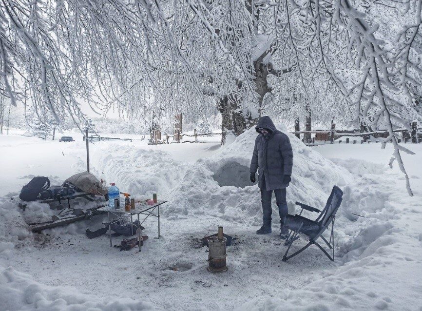 Kütahya’nın Tavşanlı ilçesinden Domaniç dağlarına giden iki kampçı, kar kalınlığının