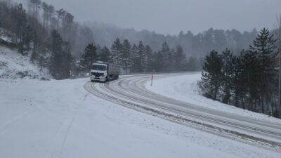 Mustafa YİĞİT/DOMANİÇ(Kütahya), – KÜTAHYA’nın Domaniç ilçesinde etkili olan kar yağışı,