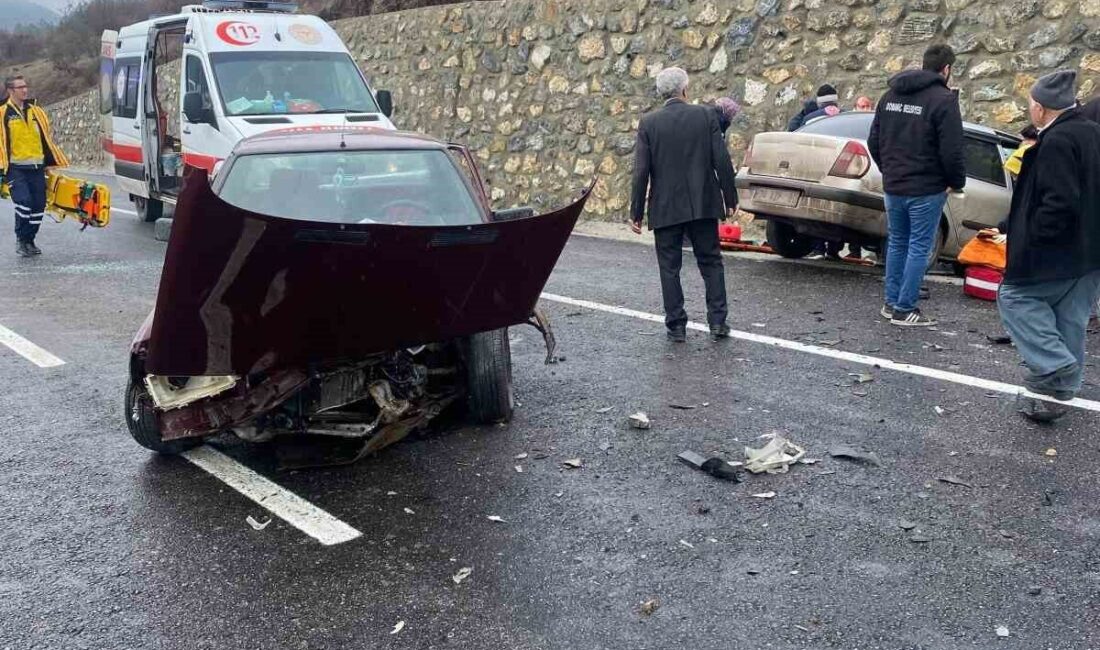 Kütahya’nın Domaniç ilçesinde meydana gelen trafik kazasında iki otomobilin çarpışması