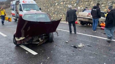 Kütahya’nın Domaniç ilçesinde meydana gelen trafik kazasında iki otomobilin çarpışması