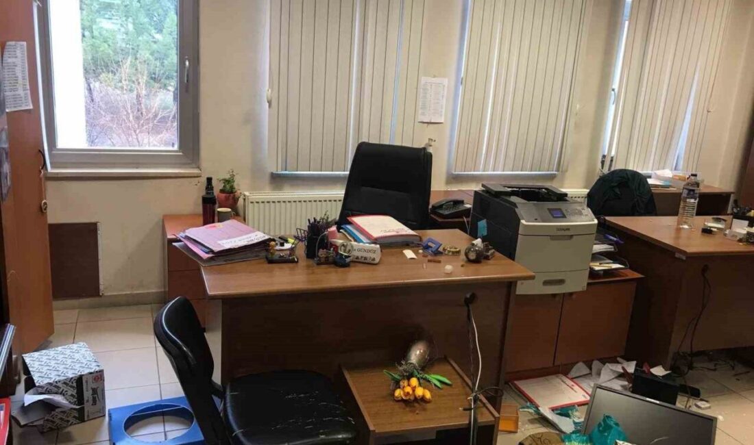 Kütahya’nın Gediz ilçesinde bulunan adliye binasında psikolojik sorunları olduğu düşünülen