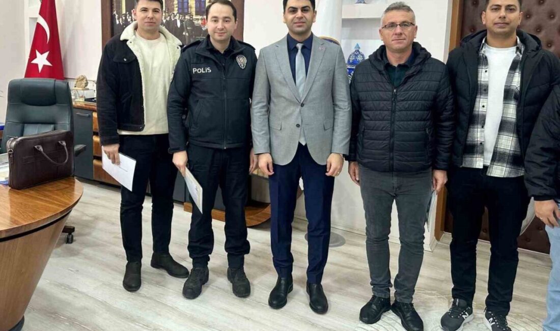 Hisarcık Kaymakamı Muhammet Samet Bahar, İlçe Emniyet Amiri ve polis