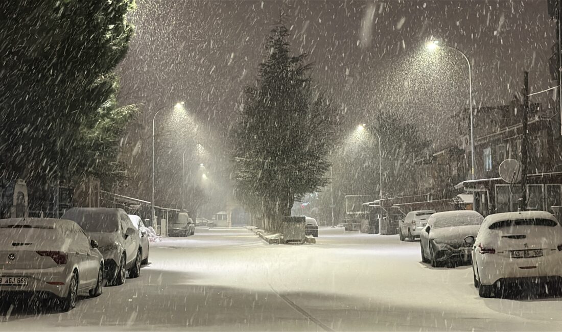 Oğuzhan KILIÇ/ KÜTAHYA, – KÜTAHYA’da akşam saatlerinde etkili olan kar,